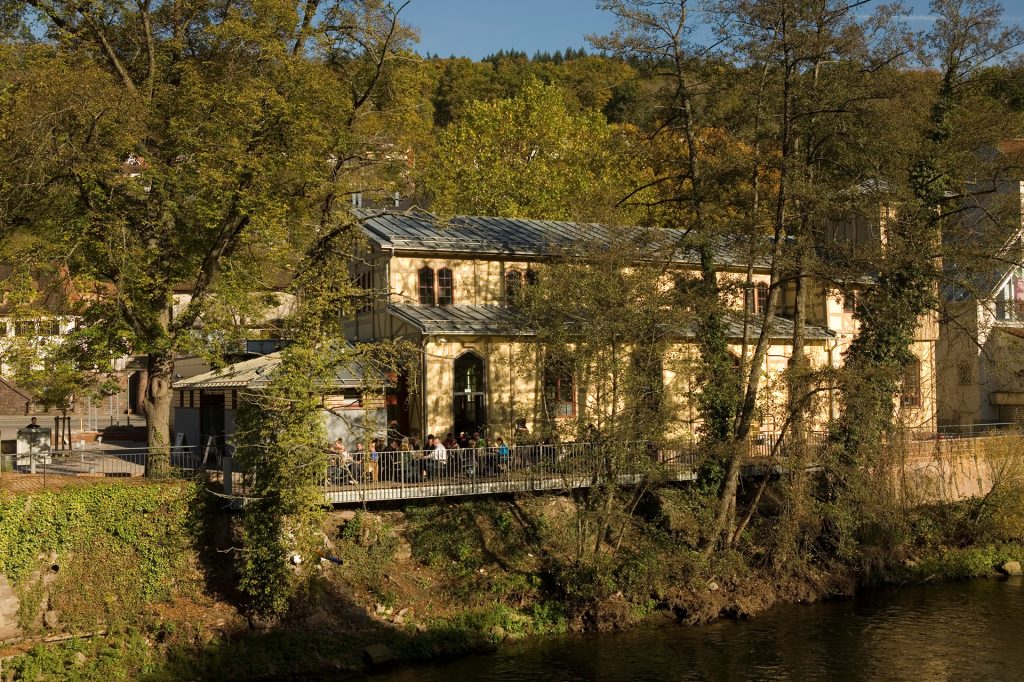 Außenbereich am Wasser mit Sitzplätzen im Brauhaus Schönbuch.