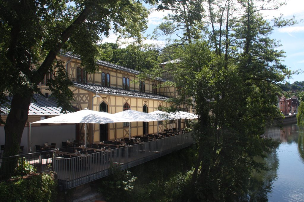 Außenbereich am Wasser mit Sitzplätzen im Brauhaus Schönbuch.