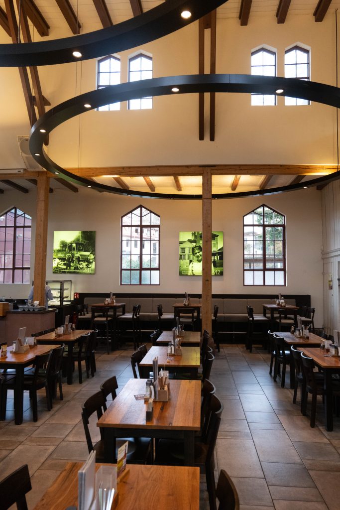 Gastraum mit großen Fenstern und runder Deckenbeleuchtung im Brauhaus Schönbuch.
