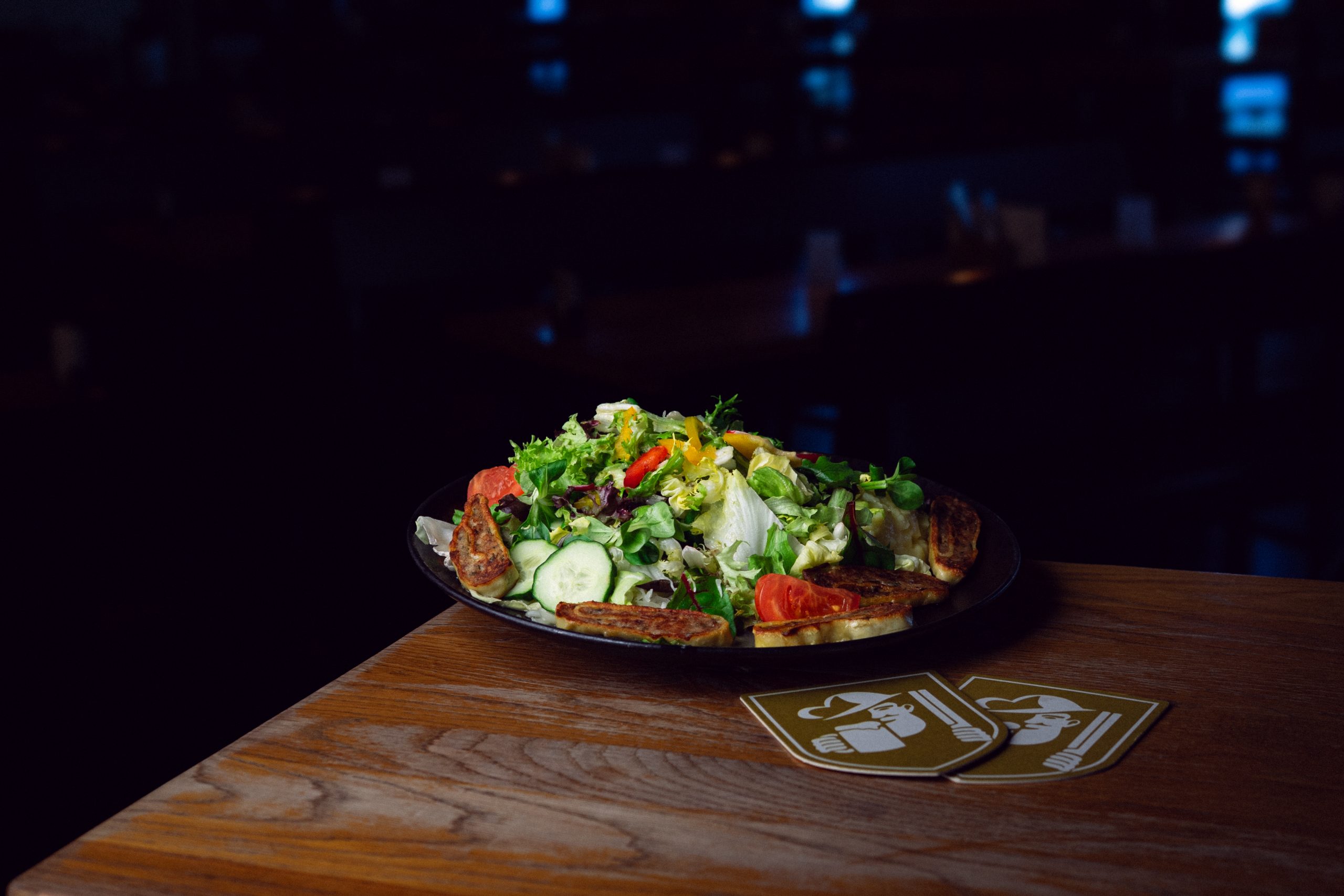 Frischer Salat mit Gemüse, Maultaschen und Kräutern im Brauhaus Schönbuch