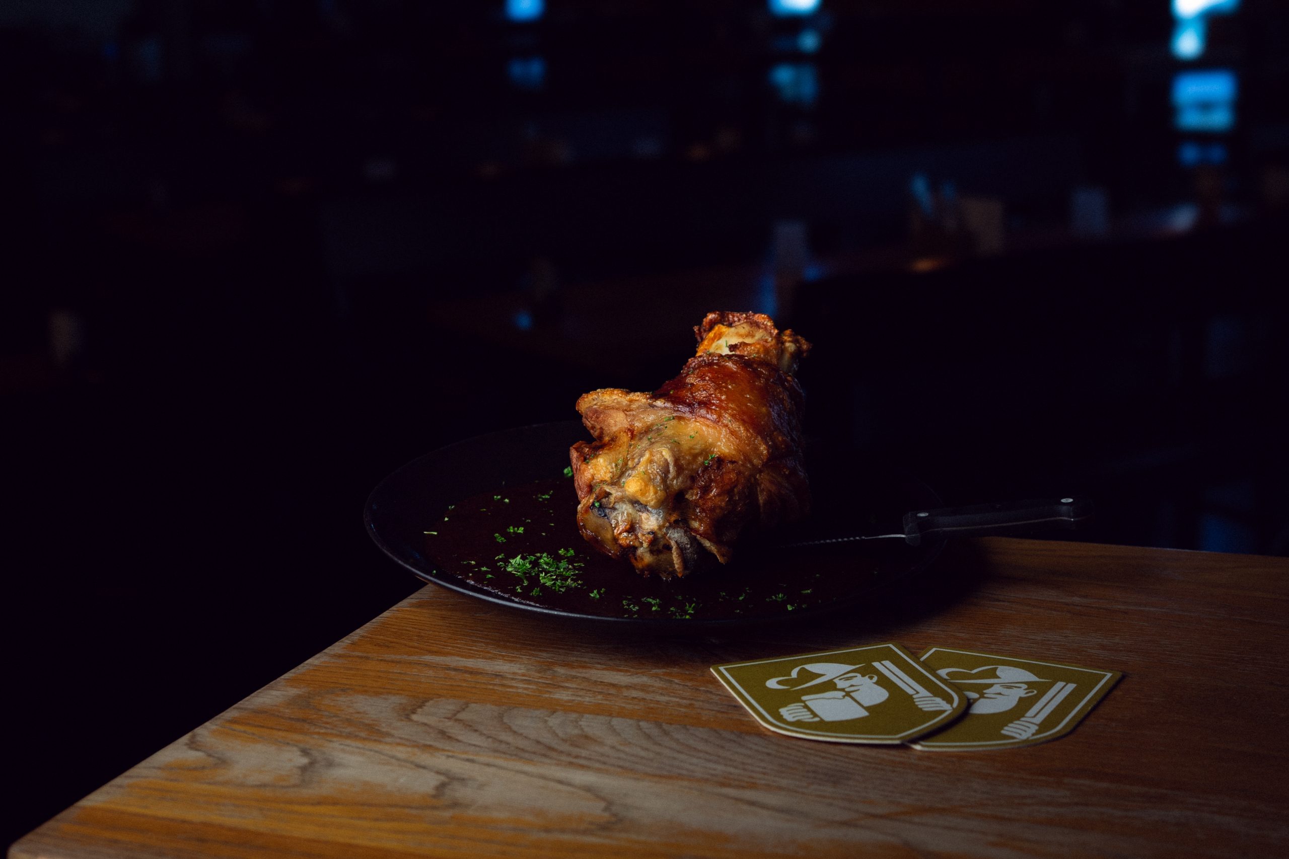 Knusprige Schweinshaxe auf einem Teller im Brauhaus Schönbuch.